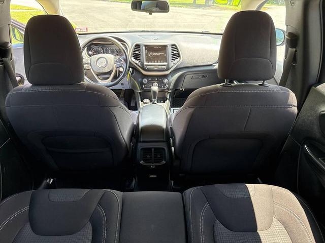 Photo of 2015 Gray Jeep Cherokee