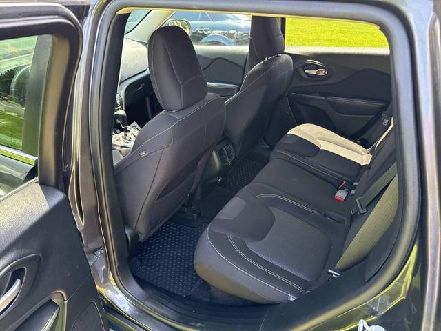 Photo of 2015 Gray Jeep Cherokee