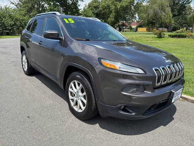 Photo of 2015 Gray Jeep Cherokee