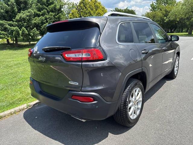 Photo of 2015 Gray Jeep Cherokee