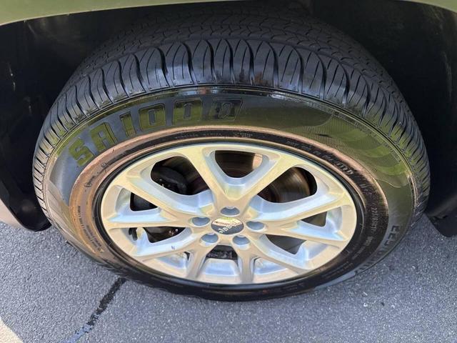 Photo of 2015 Gray Jeep Cherokee