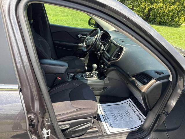 Photo of 2015 Gray Jeep Cherokee