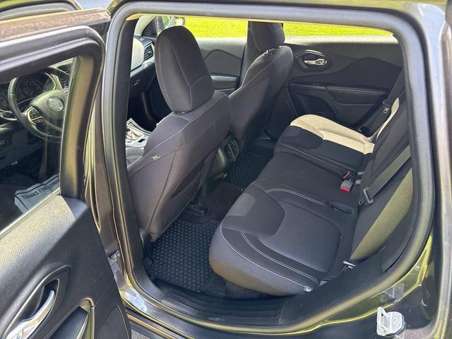 Photo of 2015 Gray Jeep Cherokee