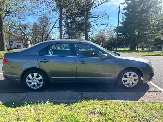 Photo of 2011 Gray Ford Fusion