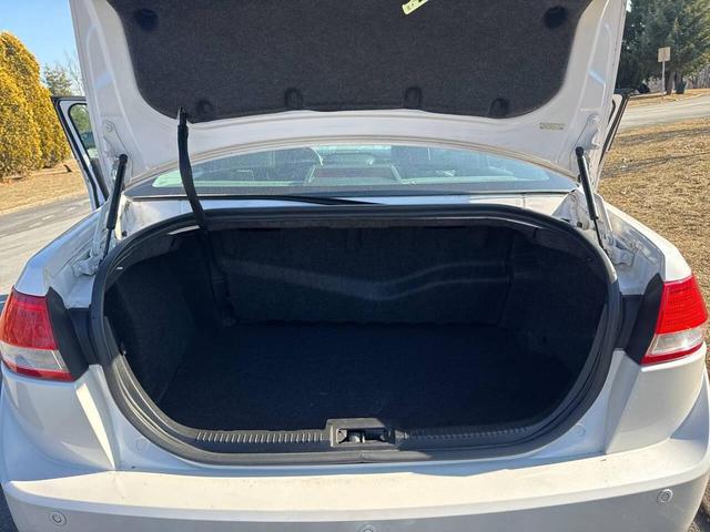 Photo of 2011 White Lincoln MKZ Hybrid