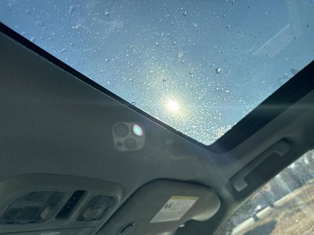 Photo of 2011 White Lincoln MKZ Hybrid