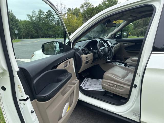Photo of 2016 White Honda Pilot