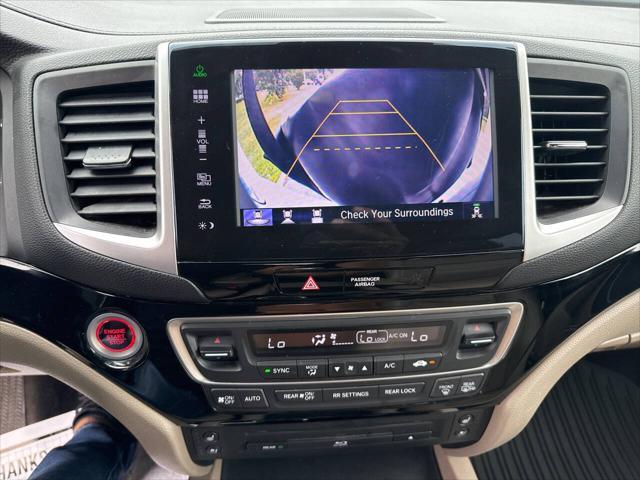 Photo of 2016 White Honda Pilot