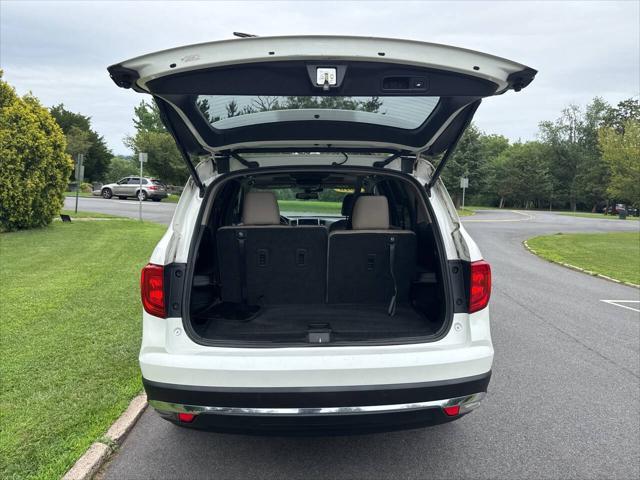 Photo of 2016 White Honda Pilot