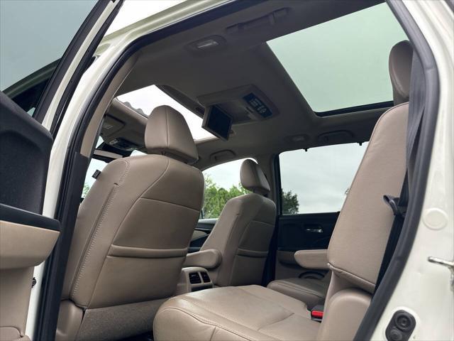 Photo of 2016 White Honda Pilot