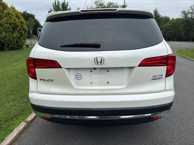 Photo of 2016 White Honda Pilot