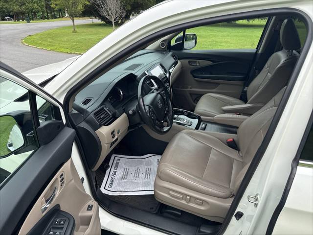 Photo of 2016 White Honda Pilot