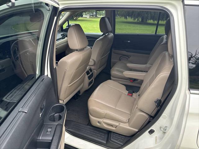 Photo of 2016 White Honda Pilot