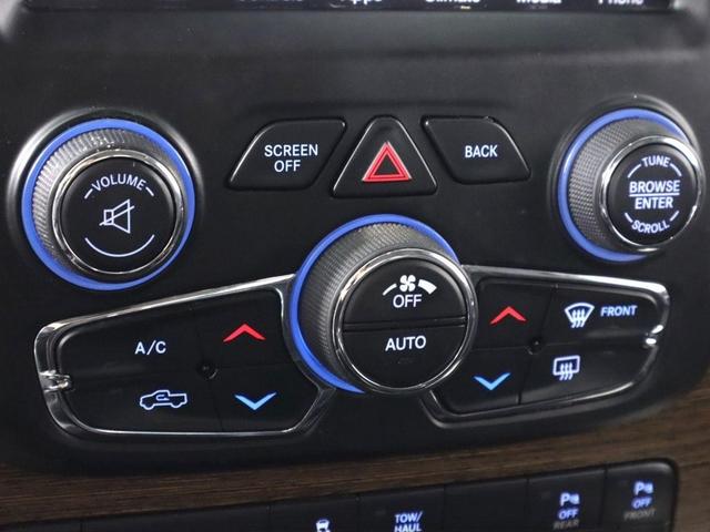 Photo of 2016 Granite Crystal Metallic Clearcoat RAM 1500