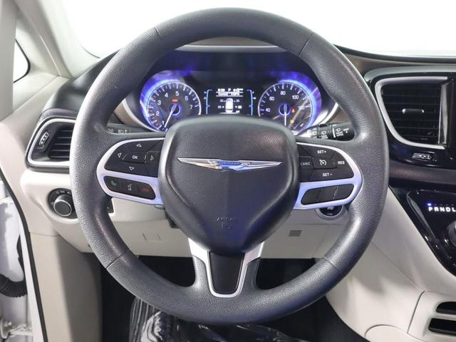 Photo of 2017 Bright White Clearcoat Chrysler Pacifica