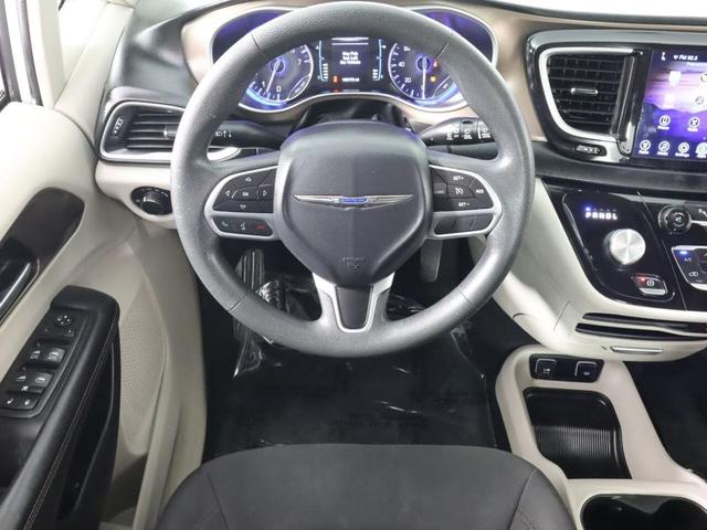 Photo of 2017 Bright White Clearcoat Chrysler Pacifica