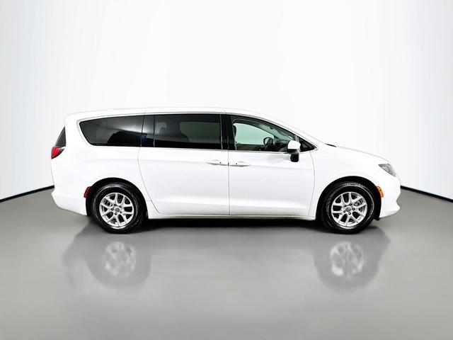 Photo of 2017 Bright White Clearcoat Chrysler Pacifica