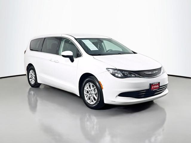 Photo of 2017 Bright White Clearcoat Chrysler Pacifica