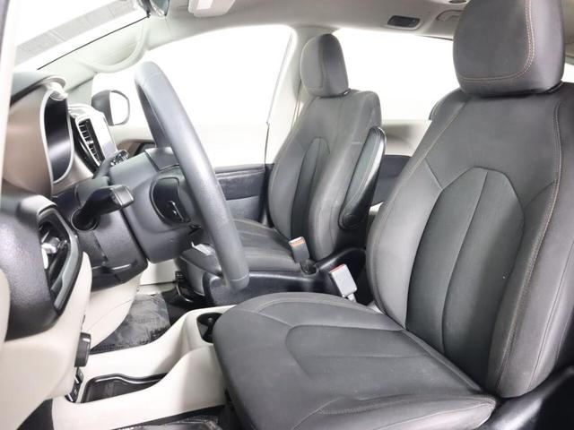 Photo of 2017 Bright White Clearcoat Chrysler Pacifica