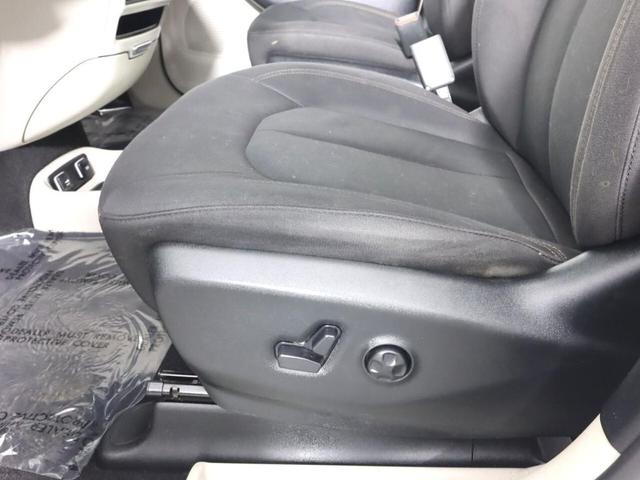 Photo of 2017 Bright White Clearcoat Chrysler Pacifica