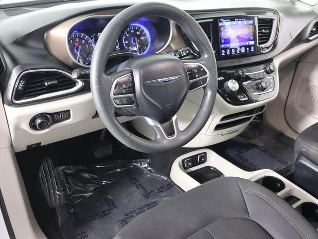 Photo of 2017 Bright White Clearcoat Chrysler Pacifica