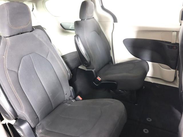 Photo of 2017 Bright White Clearcoat Chrysler Pacifica