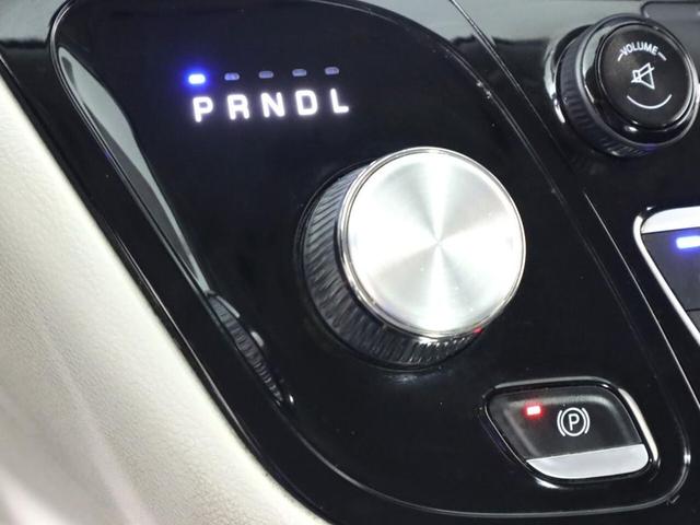 Photo of 2017 Bright White Clearcoat Chrysler Pacifica