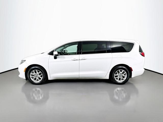 Photo of 2017 Bright White Clearcoat Chrysler Pacifica
