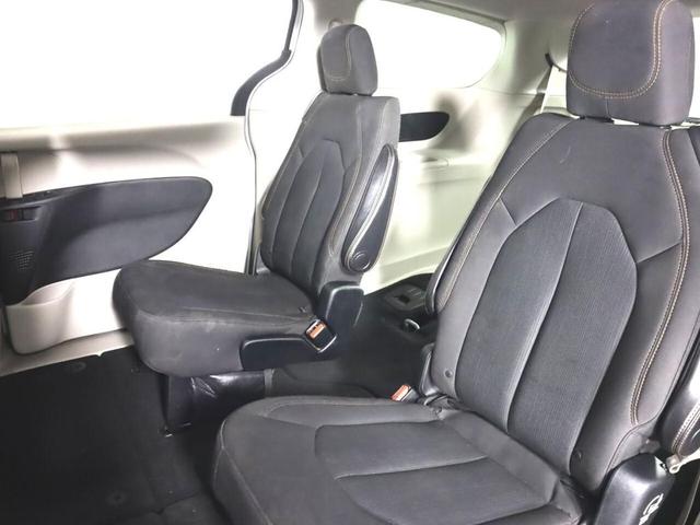 Photo of 2017 Bright White Clearcoat Chrysler Pacifica