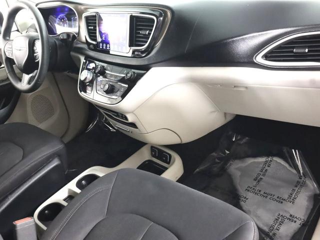 Photo of 2017 Bright White Clearcoat Chrysler Pacifica