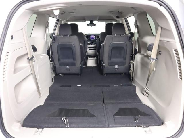Photo of 2017 Bright White Clearcoat Chrysler Pacifica