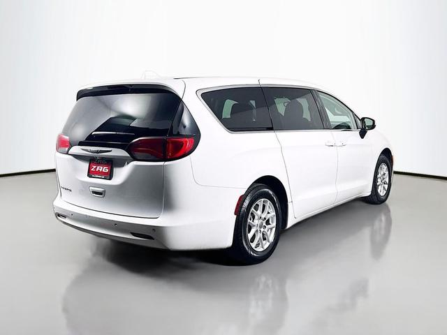 Photo of 2017 Bright White Clearcoat Chrysler Pacifica