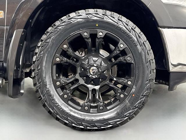 Photo of 2016 Brilliant Black Crystal Pearl RAM 1500