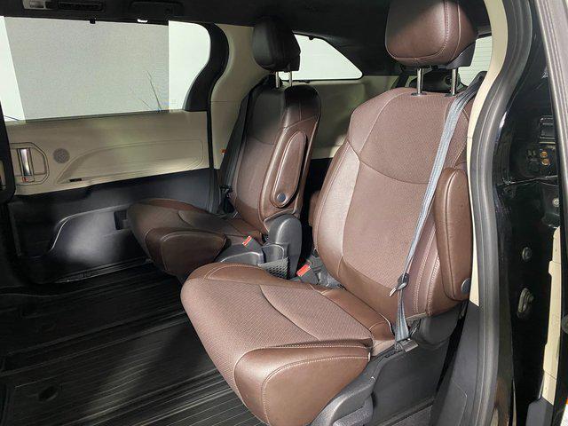 Photo of 2021 Midnight Black Metallic Toyota Sienna