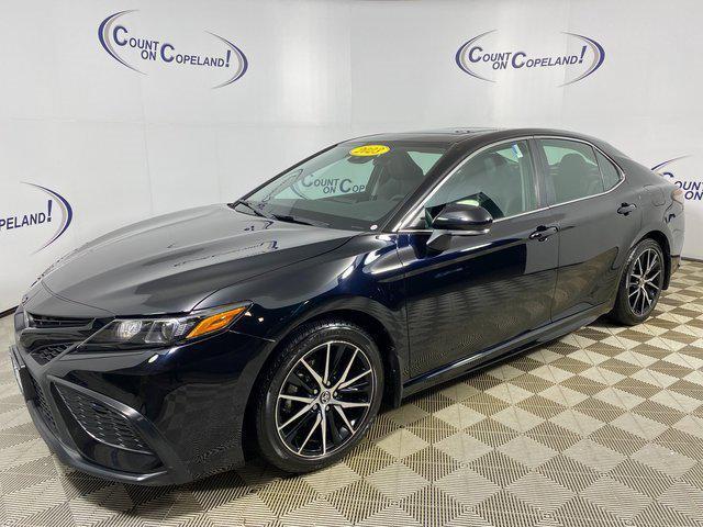 Photo of 2023 Midnight Black Metallic Toyota Camry
