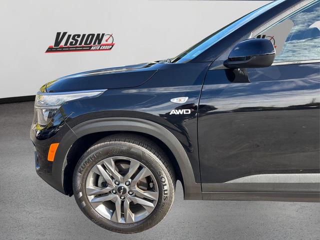 Photo of 2023 Cherry Black Kia Seltos