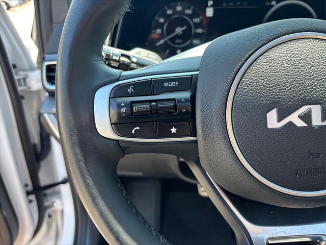 Photo of 2025 Glacier White Pearl/Ebony Black Roof Kia Sportage