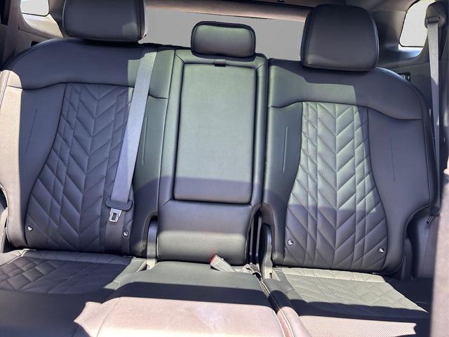Photo of 2025 Glacier White Pearl/Ebony Black Roof Kia Sportage