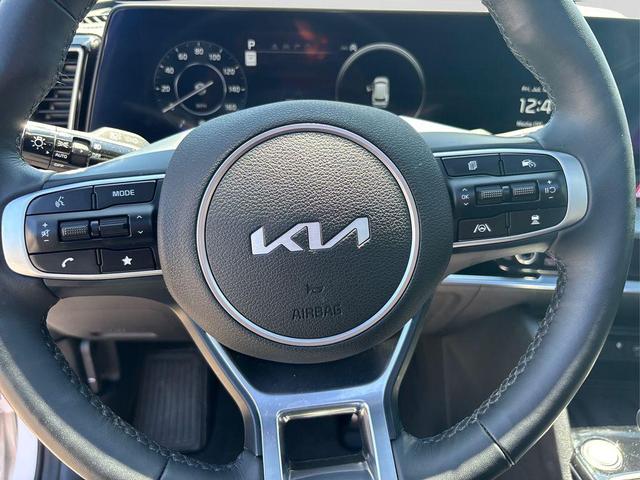 Photo of 2025 Glacier White Pearl/Ebony Black Roof Kia Sportage