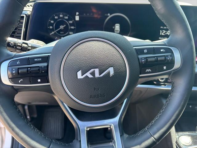 Photo of 2025 Glacier White Pearl/Ebony Black Roof Kia Sportage