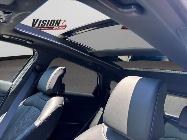 Photo of 2025 Glacier White Pearl/Ebony Black Roof Kia Sportage