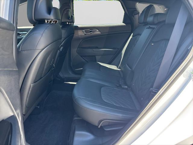 Photo of 2025 Glacier White Pearl/Ebony Black Roof Kia Sportage