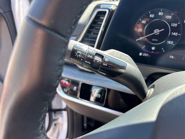 Photo of 2025 Glacier White Pearl/Ebony Black Roof Kia Sportage