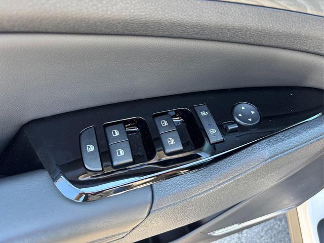 Photo of 2025 Glacier White Pearl/Ebony Black Roof Kia Sportage