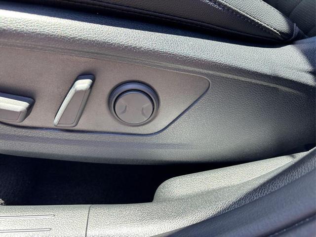 Photo of 2025 Glacier White Pearl/Ebony Black Roof Kia Sportage