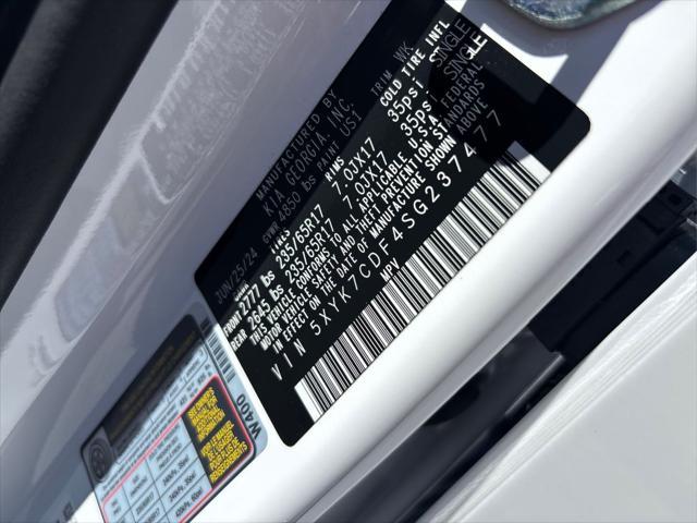 Photo of 2025 Glacier White Pearl/Ebony Black Roof Kia Sportage