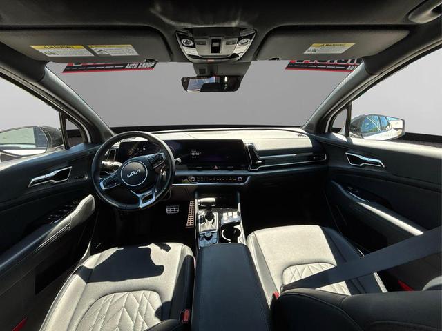 Photo of 2025 Glacier White Pearl/Ebony Black Roof Kia Sportage