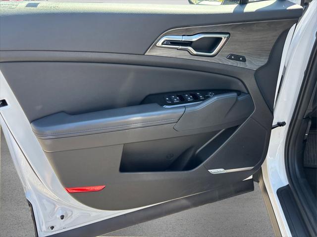 Photo of 2025 Glacier White Pearl/Ebony Black Roof Kia Sportage