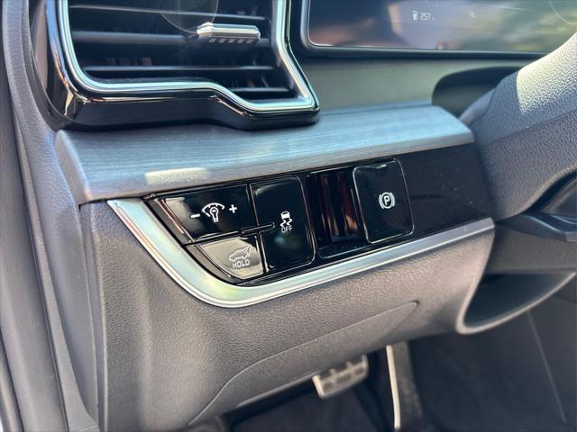 Photo of 2025 Glacier White Pearl/Ebony Black Roof Kia Sportage