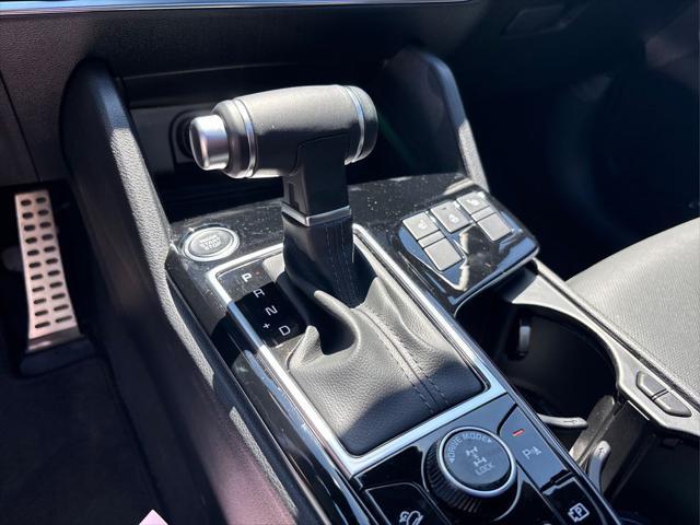 Photo of 2025 Glacier White Pearl/Ebony Black Roof Kia Sportage